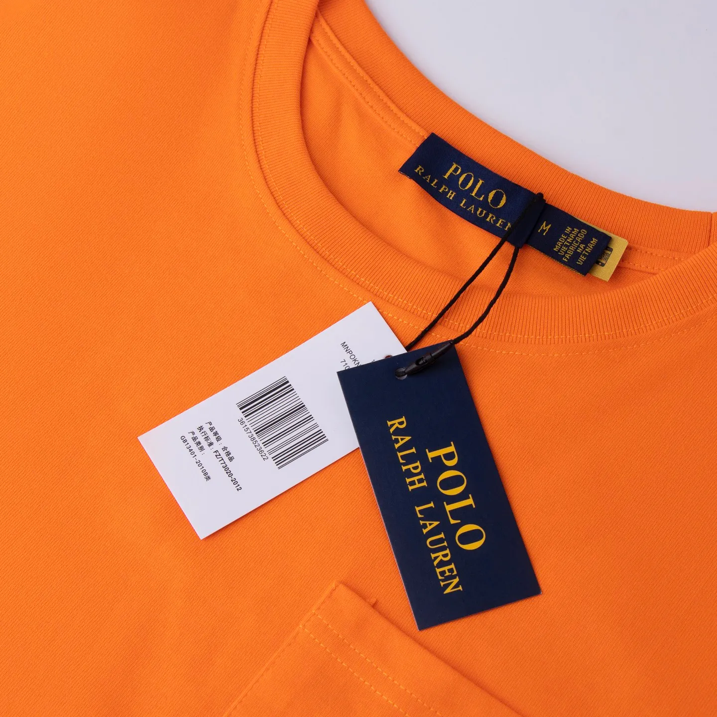 P126 Style number: 510 Ralph Lauren/Ralph Lauren 25ss new style pockets with pony embroidery on the hem, round neck short sleeves. The main logo on the neck has a QR code that can be scanned for verification. The detailed bear logo embroidery is all high-density and all made with imported Tajima machines, which distinguishes low-quality products on the market. 32 counts, 240g hydrophilic toner, 100% cotton fabric, comfortable and soft, highly breathable, focusing on high-end cost-effectiveness, needless to say good quality. Available in a variety of colors, both boys and girls can try this genderless style, giving them a yuppie tone in no time. Immerse yourself in your leisurely style, and have your own style in retro. Natural, vivid, and very French romantic feelings perfectly integrate the youthful atmosphere with the trend. The clever embellishment of the classic pony logo embroidery carries all the eye-catching points. Color: black, white, navy blue, orange Size: S-xL S Shoulder width 44 Bust 100 Sleeve length 22 Clothing length 68 M Shoulder width 46 Bust 104 Sleeve length 23 Clothing length 70 L Shoulder width 63 Bust 108 Sleeve length 24 Clothing length 72 xL Shoulder width 50 Bust 112 Sleeve length 25 Clothing length 74